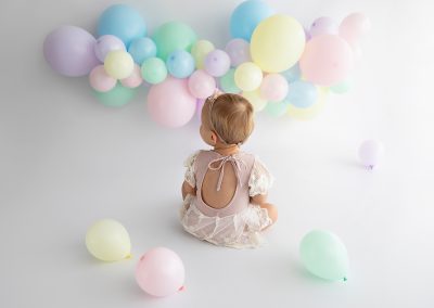 Balloon garland: pastel rainbow / outfit: pastel romper
