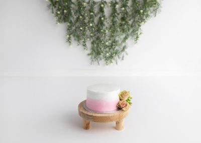 Cake-smash flower garland: pink ombre cake