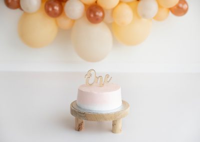 Balloon garland: peach - sand - copper / cake: blush peach