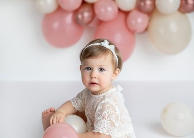 Balloon garland: rosewood - sand - rosé gold / outfit: white lace set