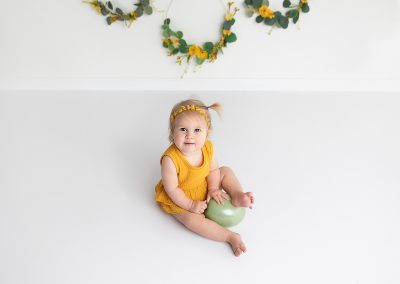 Flower hoops: yellow / Outfit: Yellow romper